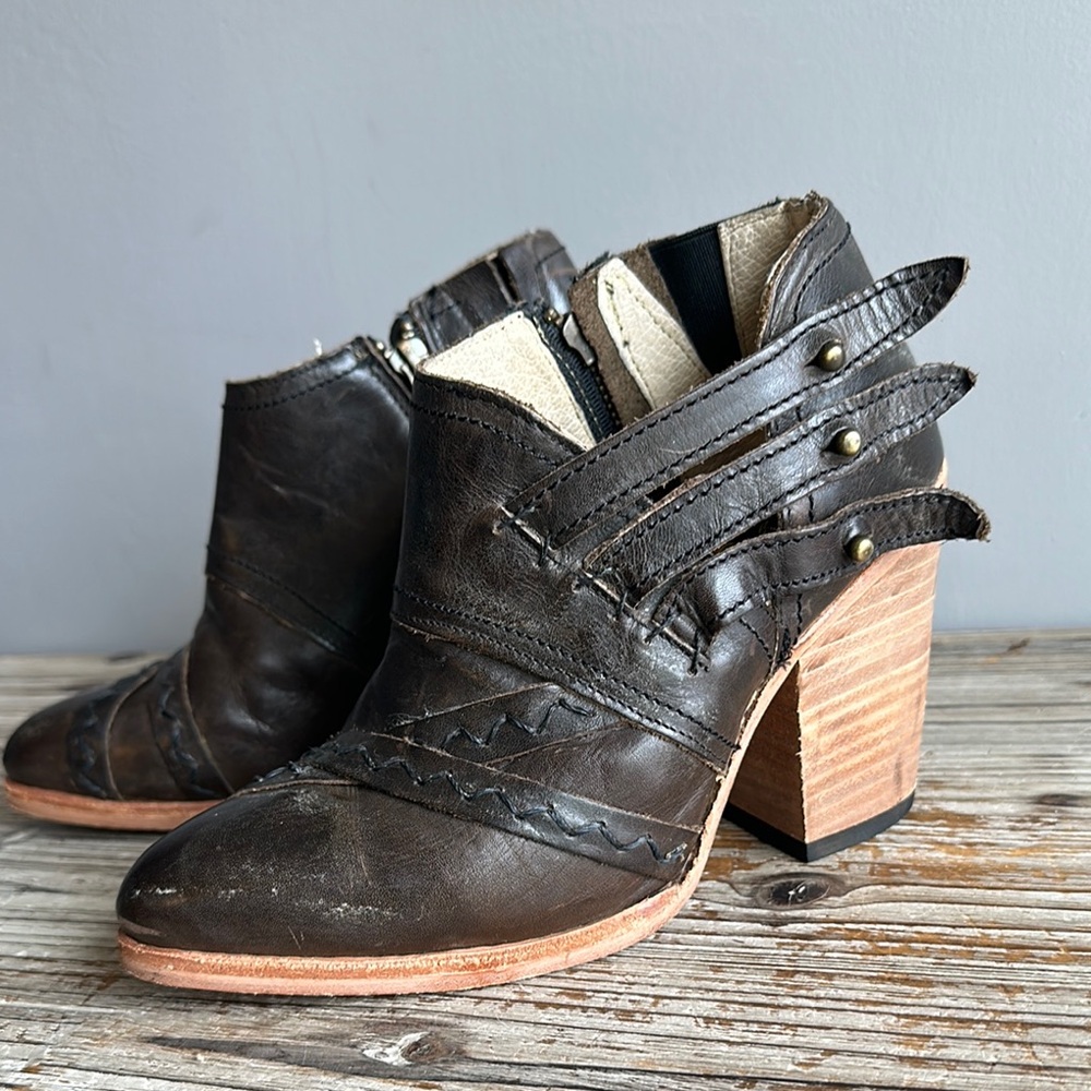 Freebird Gate Ankle Boots 3"
Heel size 6 great condition